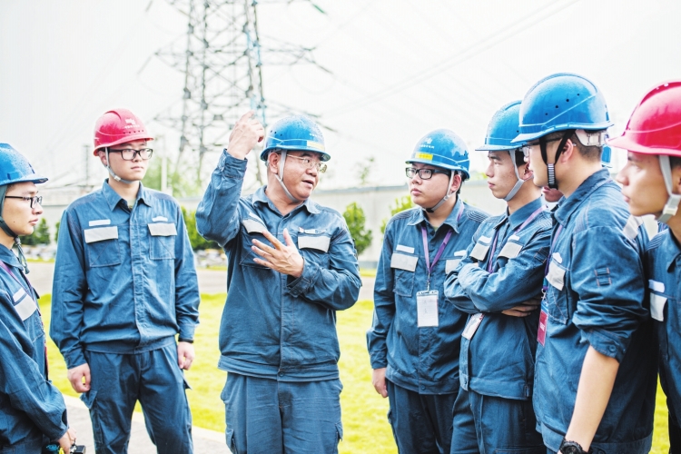 廣東電網東莞供電局變電管理二所檢修一班副班長何滿棠：“以匠人之心，守一畝三分地”