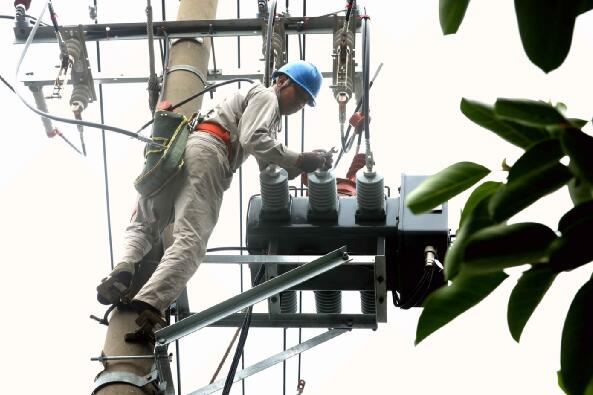 國網福安市供電公司帶電消缺 保障重點用戶用電