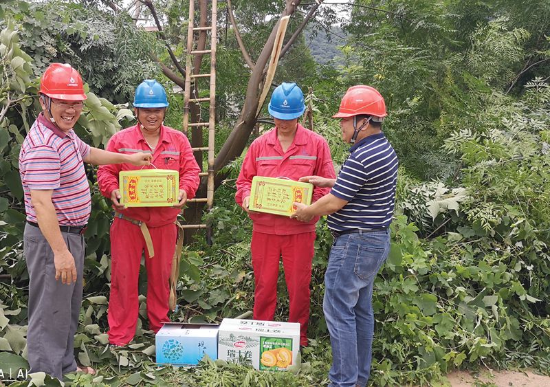 南網廣西富川縣公司工會送清涼到一線