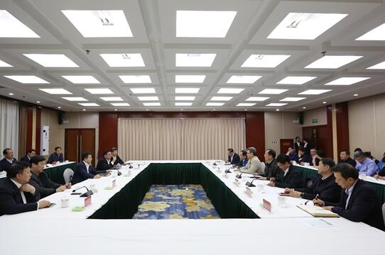 錢智民與保定市委書記黨曉龍、市長郭建英進(jìn)行座談交流