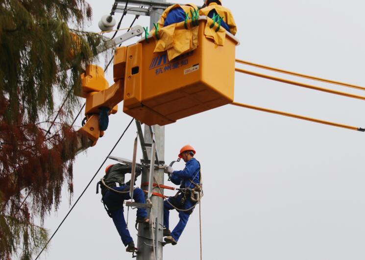 浙江寧波供電公司帶電安裝智能開關提升電網自動化水平