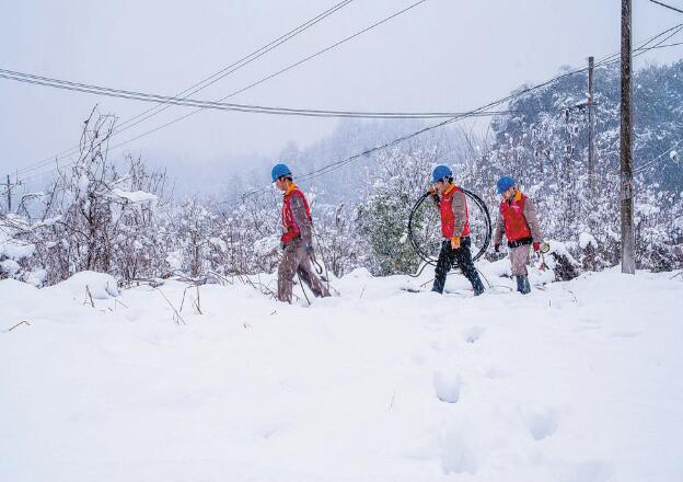 國網(wǎng)宣城供電公司：堅守一線勇?lián)?抗擊冰雪保供電