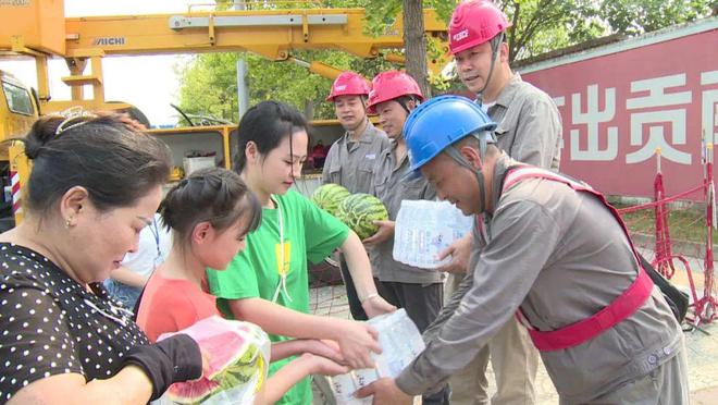 四川什邡：電力工人高溫保電忙，社區(qū)群眾熱情慰問表感謝