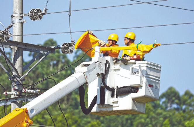 四川廣安：40攝氏度，他們帶電作業(yè)