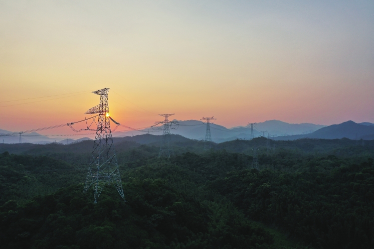 “特高壓±800千伏混合多端柔性直流輸電關(guān)鍵技術(shù)”通過(guò)鑒定