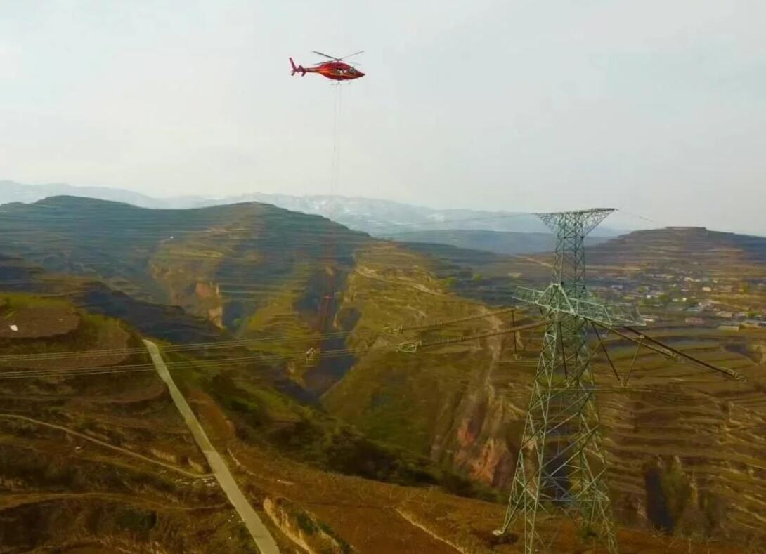 甘肅電網首次實施特高壓線路直升機吊籃法帶電作業(yè)