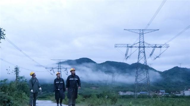 國家電網全力以赴抗臺風防汛情保供電