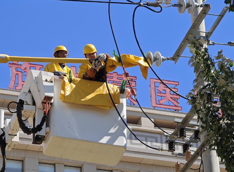 阿拉善供電公司迎夏峰帶電消缺，保醫(yī)電“汗”衛(wèi)民生