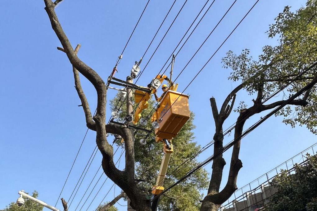 國網(wǎng)余姚市供電公司：帶電線路遷改“讓行” 助力市政要道擴建