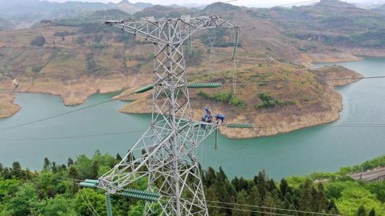 貴州興義供電局高空之上，用責(zé)任守護(hù)安全送去光明