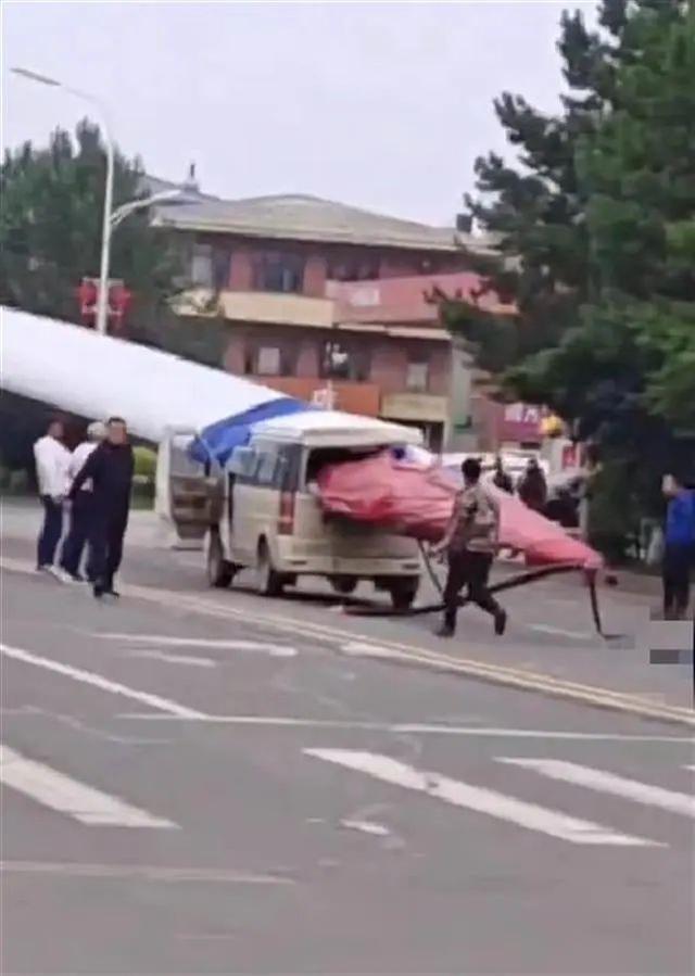 黑龍江一面包車被風(fēng)電機(jī)葉片刺穿，知情人：車上載有7人