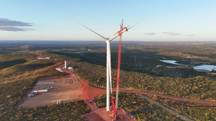 三峽巴西公司帕爾梅拉風電項目首臺風機吊裝完