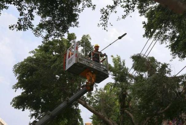 海南電網(wǎng)搶修攻堅，70余萬戶等待電力恢復