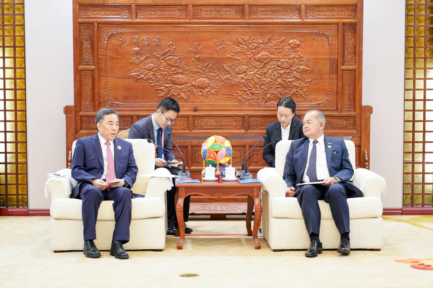 中國能建黨委書記、董事長宋海良與老撾副總理吉喬·凱坎匹吞會(huì)談