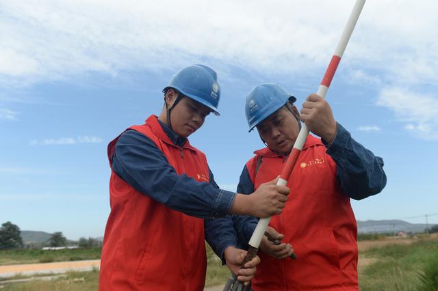 國(guó)網(wǎng)汝州市供電公司優(yōu)質(zhì)服務(wù)保障農(nóng)民秋種用電無憂